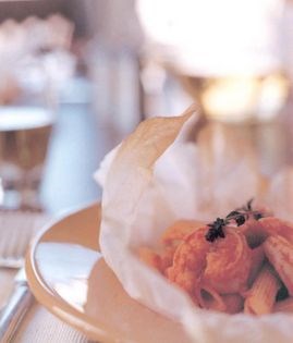 Pasta packets with shrimp and sweet red peppers (Pasta al cartoccio con gamberi e peperoni rossi)