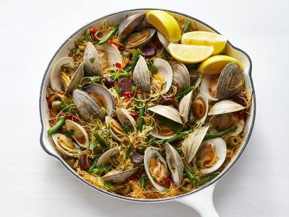 Pasta paella with clams