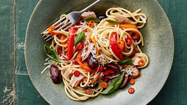 Pasta peperonata with tuna and olives