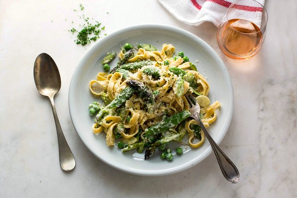 Pasta primavera with asparagus and peas