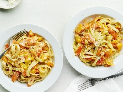 Pasta primavera with carrots, bell peppers and squash