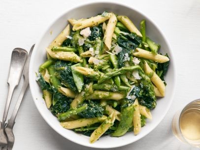 Pasta primavera with peas, asparagus and kale