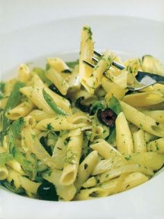 Pasta ribbons in lemon sauce with spinach, leeks and tomatoes