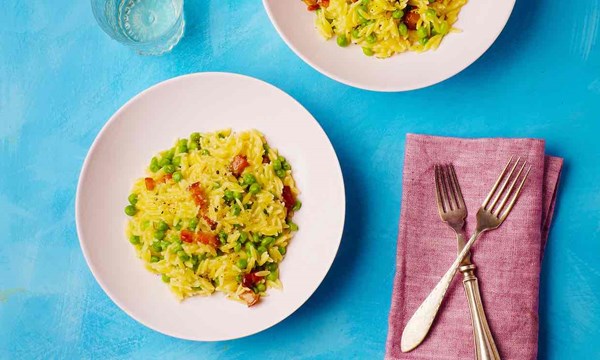 Pasta risotto with peas and pancetta