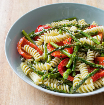 Pasta salad with asparagus and red peppers