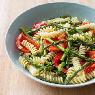 Pasta salad with asparagus and red peppers