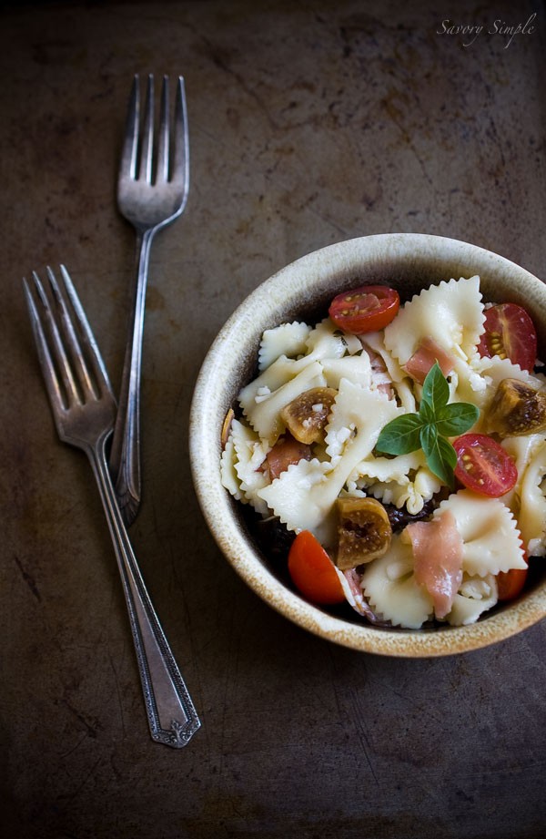 Pasta salad with figs and prosciutto