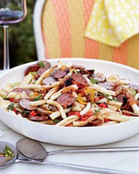 Pasta salad with grilled sausages and peppers