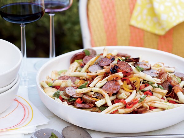 Pasta salad with grilled sausages and peppers
