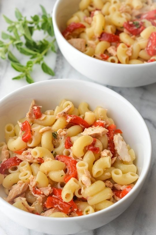 Pasta salad with roasted peppers, tuna & oregano