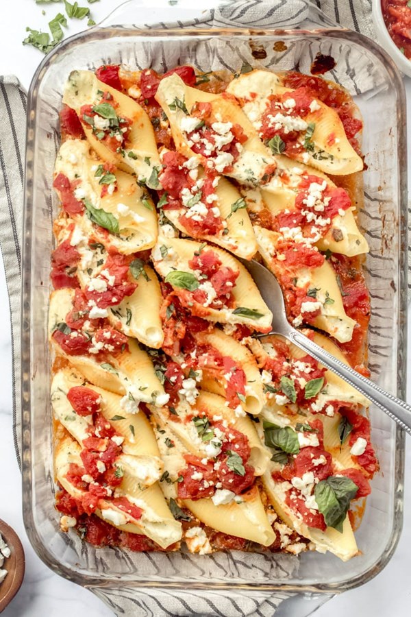 Pasta shells filled with feta and herbs