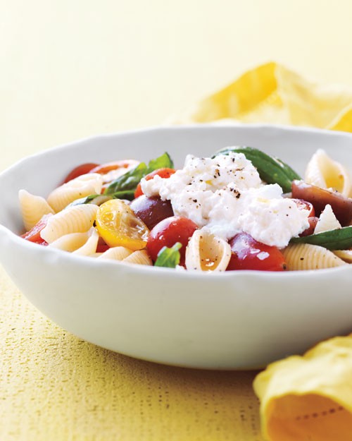 Pasta shells with no-cook tomato sauce
