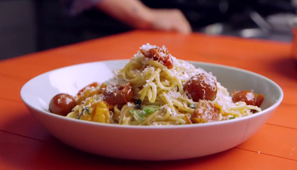 Pasta with 15-minute burst cherry tomato sauce