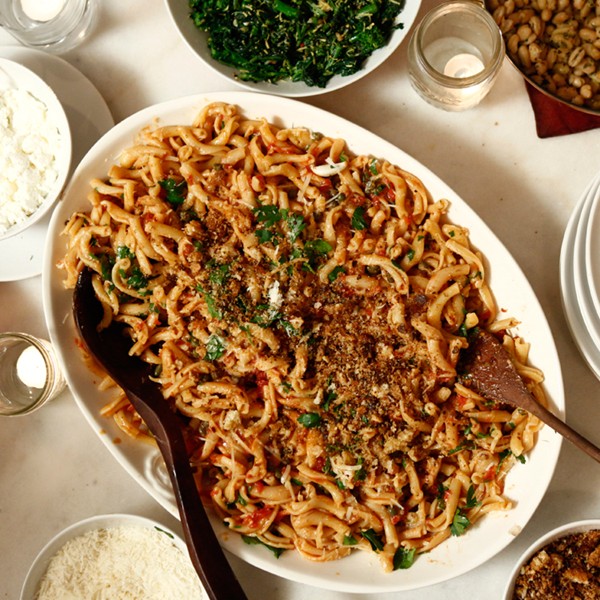 Pasta with anchovies, capers, and tomato sauce (Spaghettata di mezzanotte)