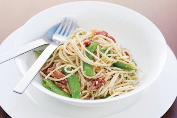 Pasta with artichokes, prosciutto and pine nuts