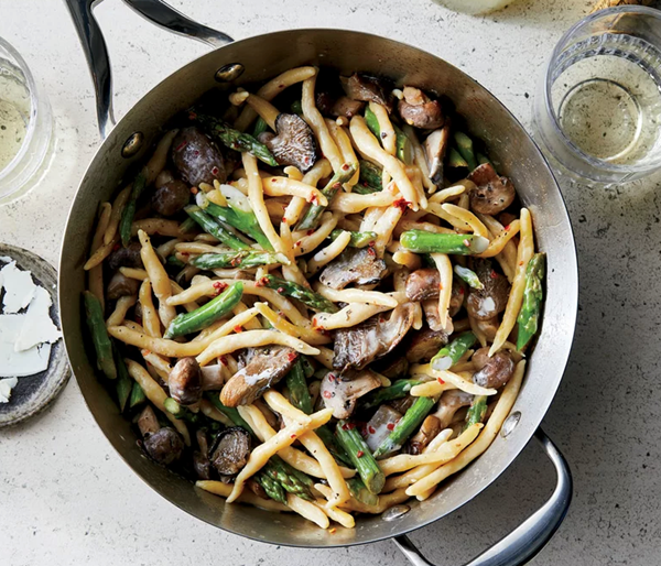 Pasta with asparagus and mushrooms