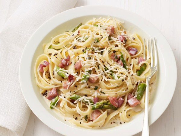 Pasta with asparagus and prosciutto