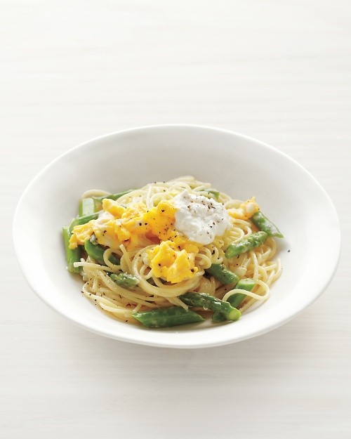 Pasta with asparagus and scrambled eggs