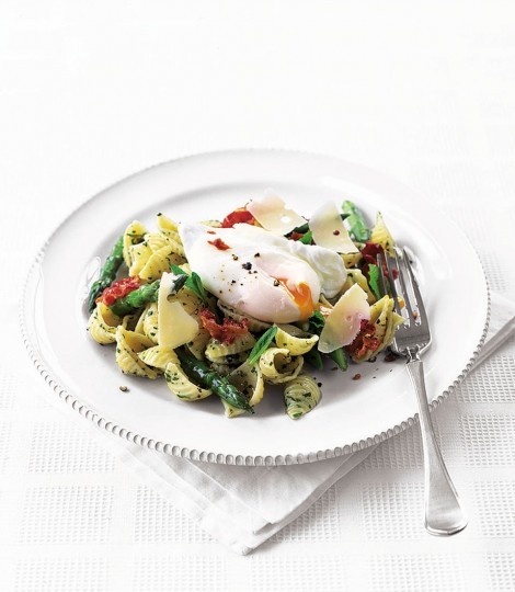 Pasta with asparagus, mint pesto and poached egg