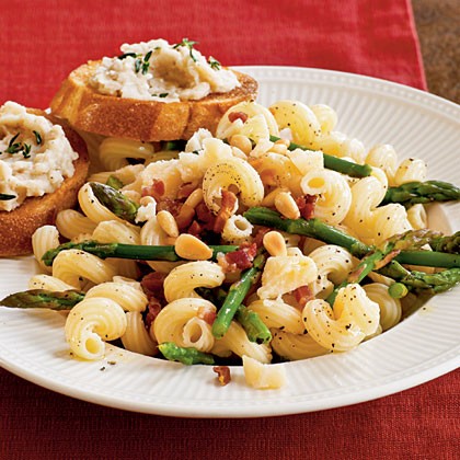 Pasta with asparagus, pancetta and pine nuts