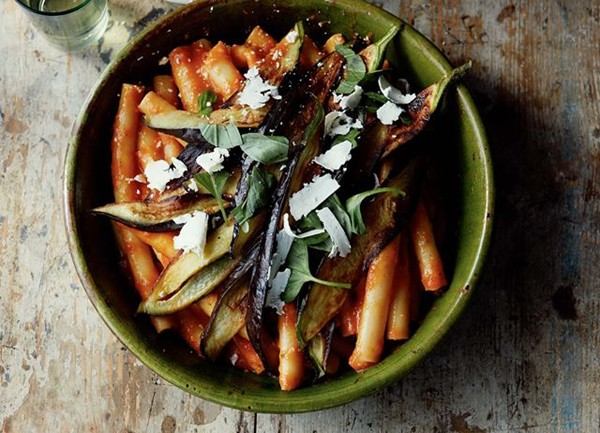 Pasta with aubergines and tomatoes