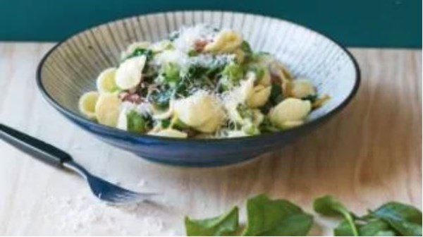Pasta with bacon, spinach and broad beans