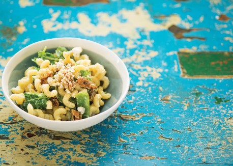 Pasta with blue cheese, arugula, figs, and walnuts