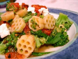 Pasta with broccoli, arugula and tomatoes