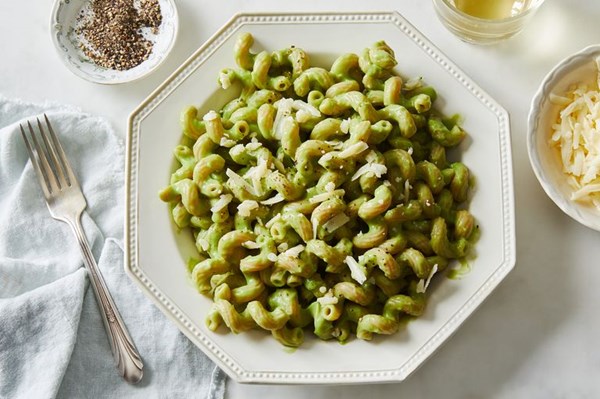 Pasta with broccoli-cheddar sauce