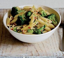 Pasta with broccoli, chilli and pine nuts