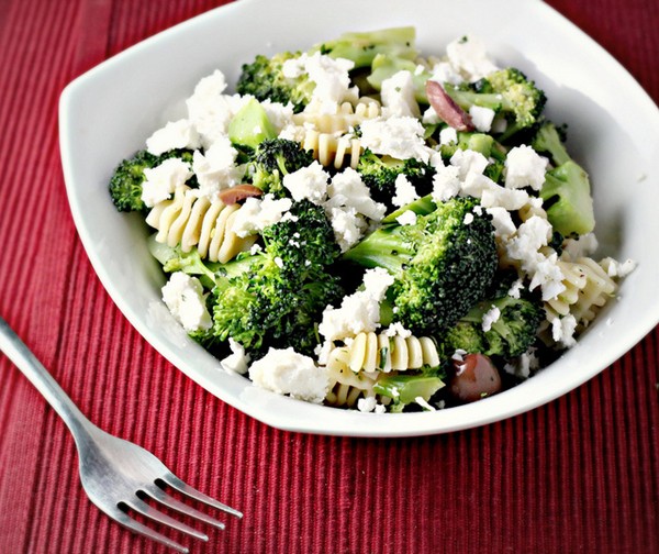 Pasta with broccoli, olives and feta