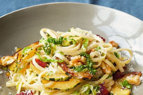 Pasta with cabbage, winter squash and walnuts 