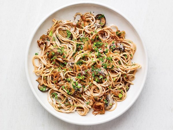 Pasta with caramelized onions and mushrooms 
