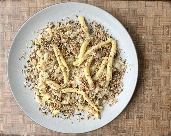 Pasta with cauliflower and oat crumble 