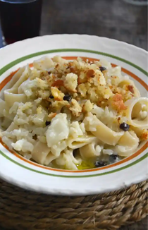 Pasta with cauliflower, onion and anchovy