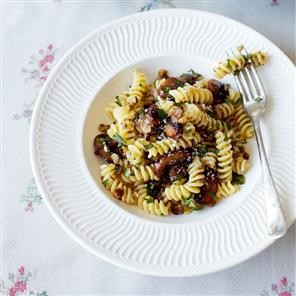 Pasta with chestnuts, mushrooms and parsley pesto