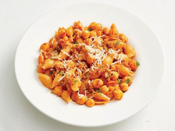 Pasta with chickpeas and breadcrumbs 