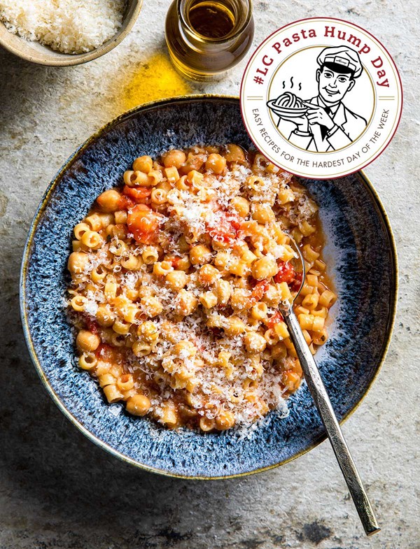 Pasta with chickpeas and tomatoes