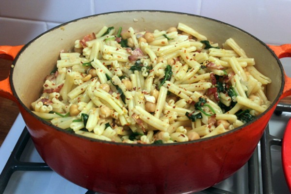 Pasta with chickpeas, bacon and spinach