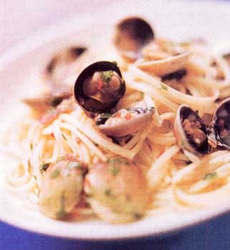Pasta with clams (Linguine alle vongole)