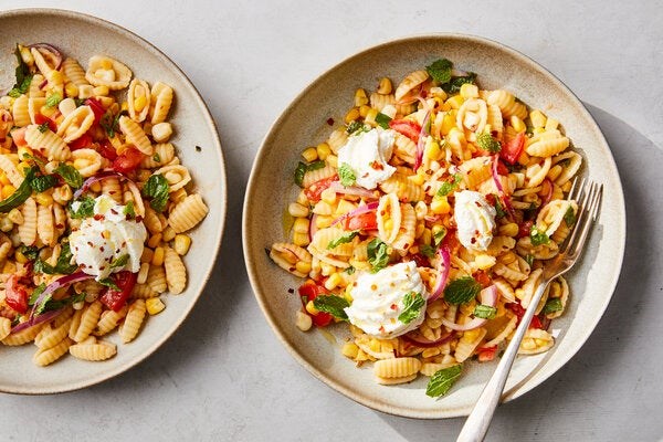 Pasta with corn, mint and red onions