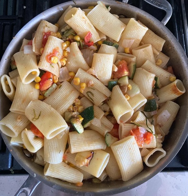 Pasta with corn, zucchini and tomatoes 