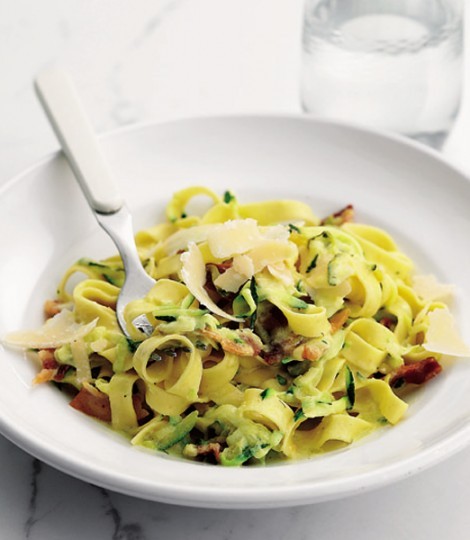 Pasta with courgettes, crème fraîche and bacon