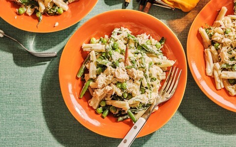 Pasta with crab, peas, green beans and cream