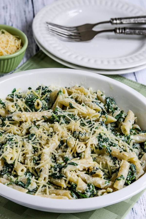 Pasta with creamy arugula sauce