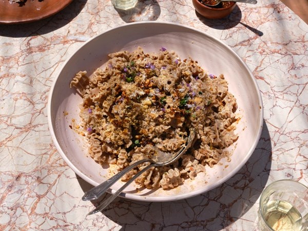 Pasta with creamy crushed walnut sauce