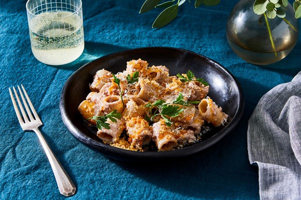 Pasta with creamy crushed walnut sauce