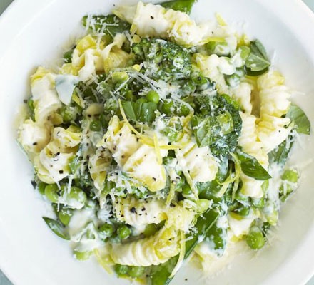 Pasta with creamy greens and lemon