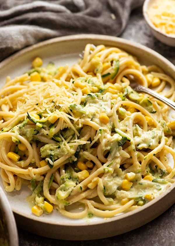 Pasta with creamy zucchini sauce