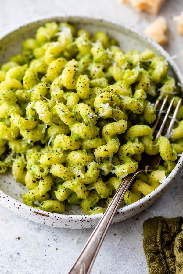 Pasta with creamy zucchini sauce